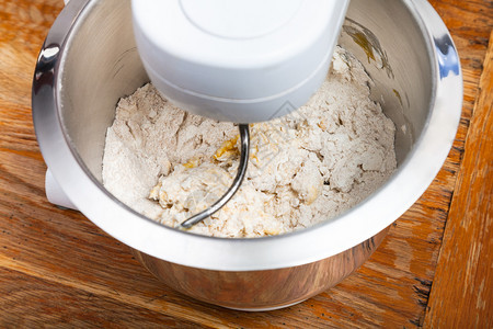 使用机动搅拌器搅拌鸡蛋和面粉图片