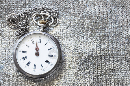 银纺织背景的旧手表2分钟到1时分图片