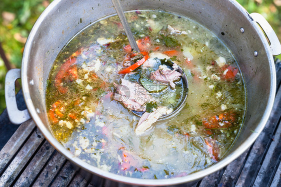 在户外用Asianshurpa肉类和大切蔬菜的香料图片