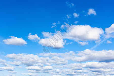 在阳光明媚的清晨蓝天青云图片