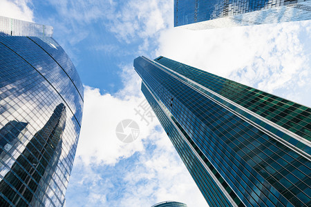 国际城市蓝色天空下的玻璃摩大楼背景