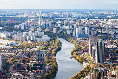 秋天从OKO塔顶的观察甲板上用莫斯科西面的Moskva河从OKO塔顶端的Moskva观测甲板到莫斯科的西面图片