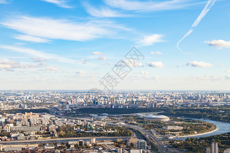 秋天从OKO塔顶的观察甲板从Luzhniki体育场和莫斯科市东南的Luzhniki体育场上空蓝天图片