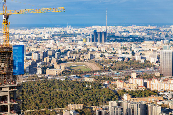 秋天从OKO塔顶的观察甲板上用莫斯科中央Hippodrome和Ostankino电视塔观测莫斯科市北部和东的空中观察图片