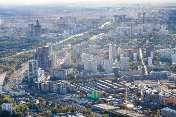 秋天从OKO塔顶端的观察甲板上看到Fili区和莫斯科市西面的Fili区图片