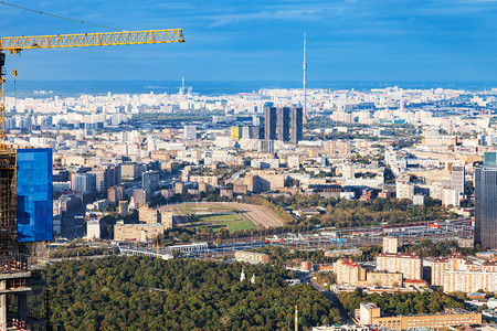 莫斯科市北面和东秋天从OKO塔顶端的观察甲板上中央莫斯科Hippodrome和Ostankino电视塔图片