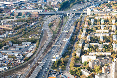 莫斯科市的城公路和铁从秋天OKO塔顶端的观察甲板上图片