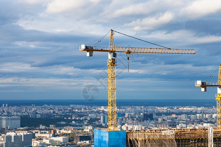 秋天莫斯科市摩大楼建筑工地起重机图片