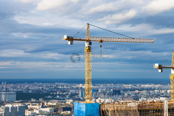 秋天莫斯科市摩大楼建筑工地起重机图片