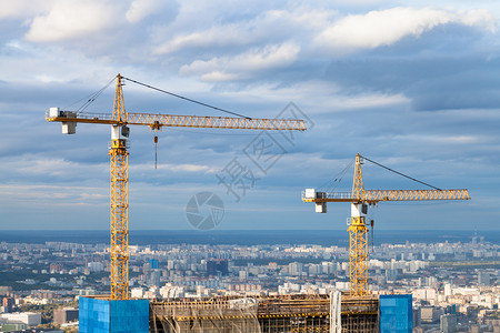 秋天在莫斯科市建造摩天大楼顶端的起重机图片