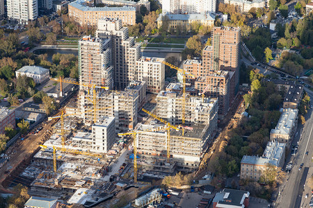秋天莫斯科市住宅区高楼房屋建筑工地空中观察图片