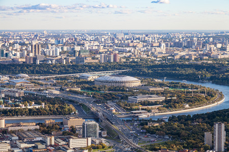 秋天清晨从OKO塔顶的观察甲板上看到Luzhniki体育场和莫斯科市东南图片