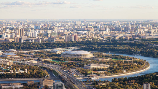 Luzhniki体育场和莫斯科市东南的Luzhniki体育场以及秋天从OKO塔顶端的观察甲板上图片