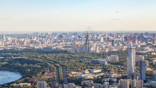 莫斯科西南上空秋日落莫斯科大学摩天楼在麻雀山公园从OKO塔顶的观察甲板图片