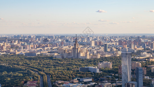 莫斯科西南的全景秋天从OKO塔顶的观察甲台在麻雀山公园与MSU大学摩天楼一起从OKO塔顶的观测甲台对莫斯科西南部进行全景图片
