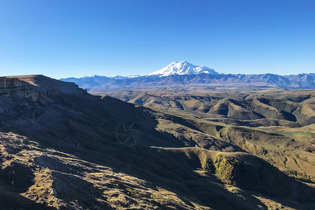 前往北高加索地区上午Elbrus山和Bermamyt高原图片