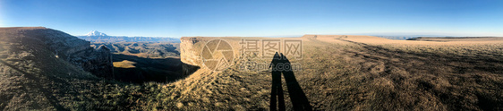 前往北高加索地区清晨Bermamyt山高原全景的人们影子图片
