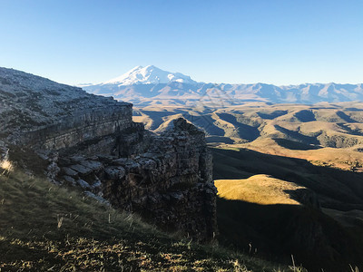 前往北高加索地区在清晨Elbrus山和Bermamyt高原岩石的外观图片