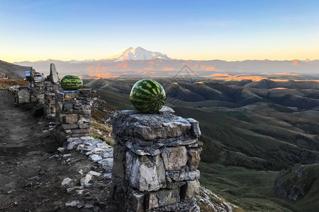 从Bermamyt山高原的观察甲板到北高加索地区黎明时Elbrus山的视野图片