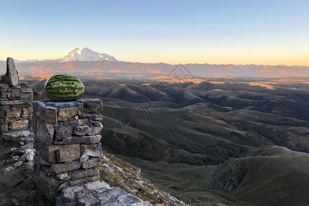 前往北高加索地区从黎明伯马米特山高原的视角观察埃尔布鲁斯山图片