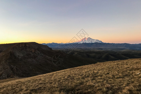 前往北高加索地区秋天黎明时从伯马密特山高原观看埃尔布鲁斯山图片