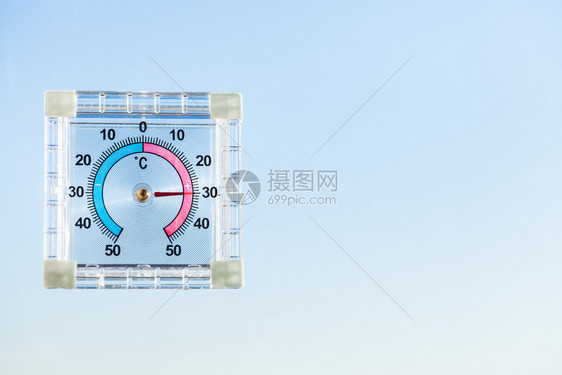 家居窗户的外温度计和炎热的清晨蓝天空图片