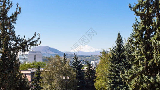 秋季上午从Pyatigorsk市的Elbrus山顶上看到积雪图片