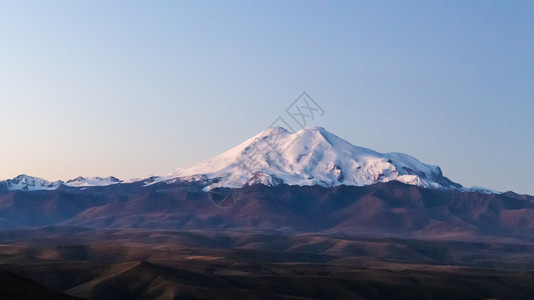 前往北高加索地区清晨从伯马米特山高原到北加索地区埃尔布鲁斯山的全景图片