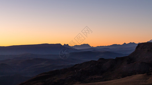 前往北高加索地区清晨从Bermamyt山高原到北加索地区山脉的全景图片