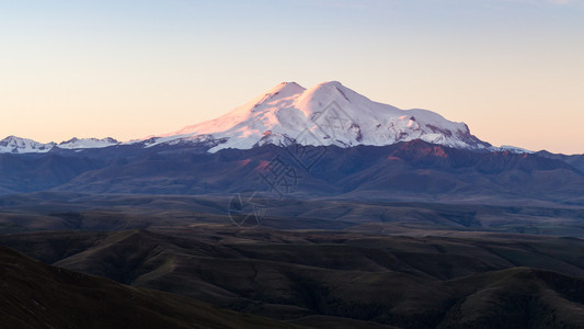 前往北高加索地区日出时伯马密特山高原埃尔布鲁斯山全景图片