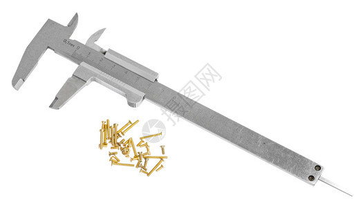 白色背景上隔离的旧钢铁卡利pers和大量铜螺丝图片