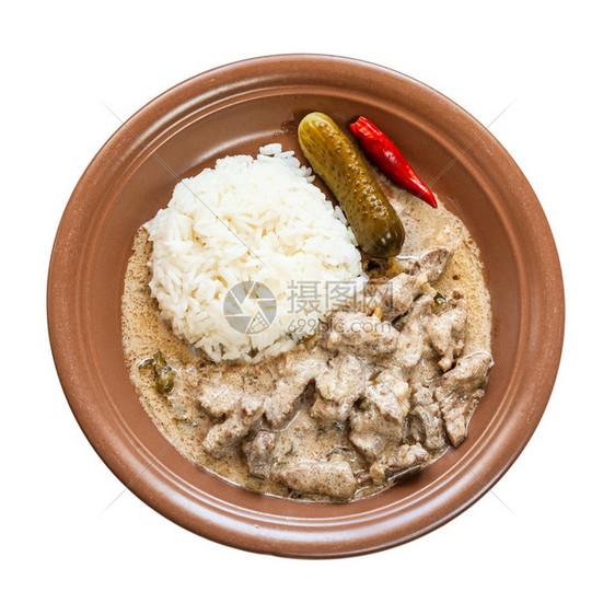 俄罗斯料理一份牛肉Stroganoff牛肉StroganovBefstroganov酸奶油炖肉片白底煮糙米盘图片