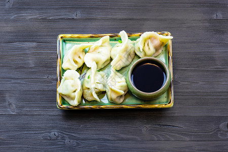 菜黑木板上绿色三个填料虾鸡蛋和绿菜的装满三片虾鸡蛋和绿菜的垃圾面顶端视图图片