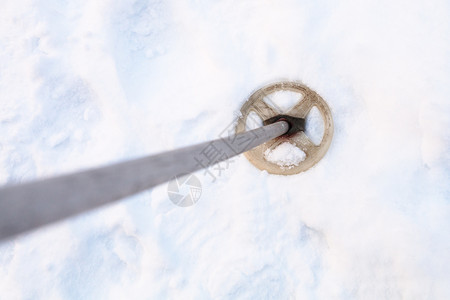 冬日暮色中雪地里旧滑雪杆的俯视图在冬天的暮色中图片