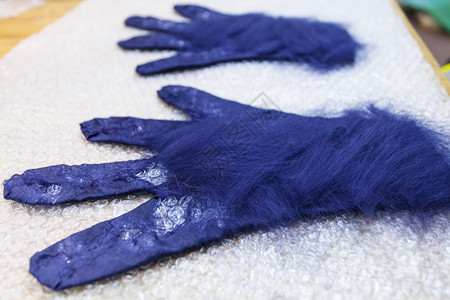 使用湿感觉工艺蓝色梅里诺羊毛制手套纤维闭合手套后侧有切割型图片