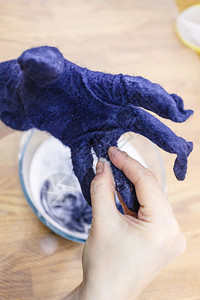 用湿感觉过程蓝色梅里诺羊毛用手套做工艺人用热水调整触摸手套内指的尺寸图片