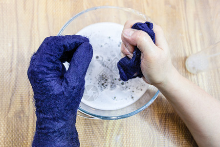 用湿感觉工艺蓝色梅里诺羊毛用湿制手套工艺人用热水修补触摸手套的尺寸图片