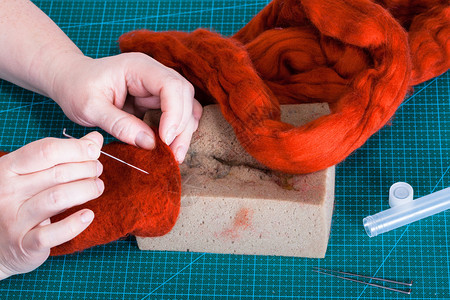 使用针触摸工艺来修理毛手套的硕士班超越手工艺人与针感知的混合纤维视野图片