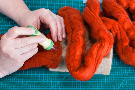 使用针触摸工艺修复羊毛手套的硕士班超越手工艺人的视觉将纤维与感的拳击混合在一起图片