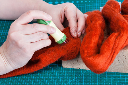 使用针触摸工艺修复羊毛手套的硕士班手工艺人结合纤维用感觉拳图片