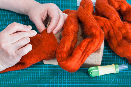 使用针触摸工艺修复羊毛手套的硕士班手工艺人用针触摸感应纤维结合图片