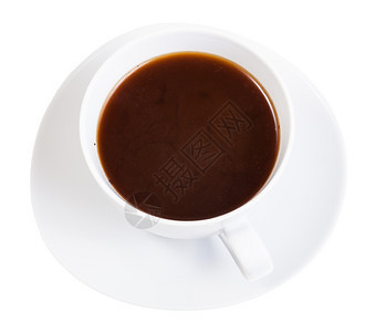 在白色背景孤立于的碟子上白瓷杯中热黑咖啡饮料的顶部视图图片