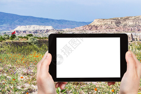 旅行概念土耳其卡帕多西亚戈雷梅公园位于土耳其卡帕多西亚的戈雷梅公园山区开花草地的旅游照片春季用智能手机拍摄有剪切屏空白广告位置图片