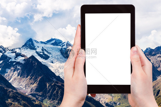 旅行概念俄罗斯Dombay度假胜地MoussaAchitara山雪覆盖的顶旅游照片用智能手机拍摄带空白广告位置的剪切屏幕图片