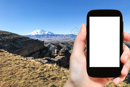 旅行概念Bermamyt高原悬崖旅游照片和俄罗斯北高加索山区埃尔布鲁斯在智能手机上的景象带有空白广告位置的屏幕图片
