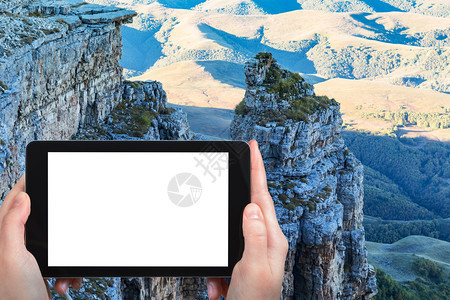 旅行概念俄罗斯北高加索山区秋季清晨Bermamyt高原古石的旅游照片用智能手机拍摄屏幕上空白的广告位置图片
