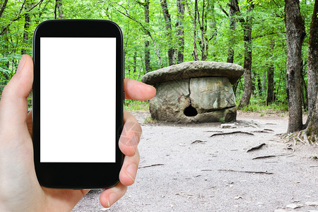 旅行概念俄罗斯库班地区高加索山脉阿宾斯克丘陵的大型ShapsugskyDolmen的旅游照片用智能手机拍摄屏幕上刻有空白广告位置图片