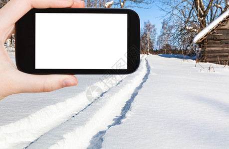 旅行概念俄罗斯莫伦克地区Smolensk地区阳光明媚的冬季寒日小村庄的滑雪到森林小村庄滑雪路线旅游照片手持智能机用空白广告位置的图片