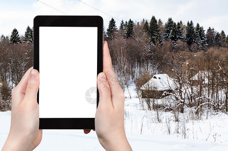 旅行概念俄罗斯莫伦克地区森林附近的俄罗斯村庄在莫伦克地区多云的冬季寒日用智能手机拍摄的旅游照片用空白广告地点剪下屏幕图片