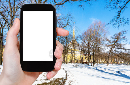 3月圣彼得堡市亚历山大花园雪覆盖道路的旅游照片图片